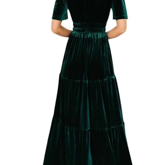 Faeriesty Elegant Green Velvet Maxi Tiered A Line Plus Size Dress - Picture 4 of 16